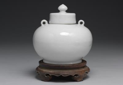 图片[2]-Lidded jar with two-knots and four-seasons flowers decoration in sweet-white glaze, Ming dynasty, Yongle reign (1403-1424)-China Archive